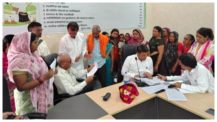 जबलपुर में जब जनसुनवाई में पहुंचे वर्तमान और पूर्व पार्षद ने लगाई गुहार, हमारी भी सुनो ‘सरकार’
