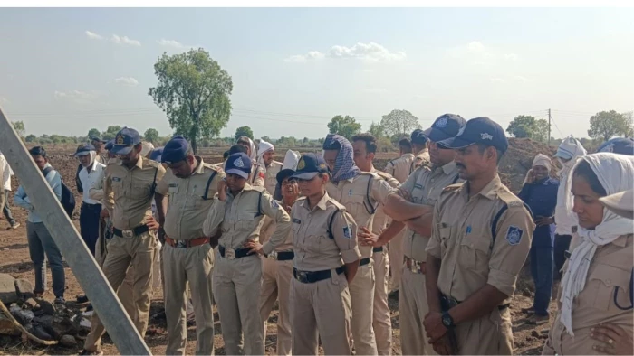 खंडवा में खेत में टॉवर के लिए गड्ढा खोदने पर भड़के किसान, खोदे गए गड्ढे में जाकर बैठे