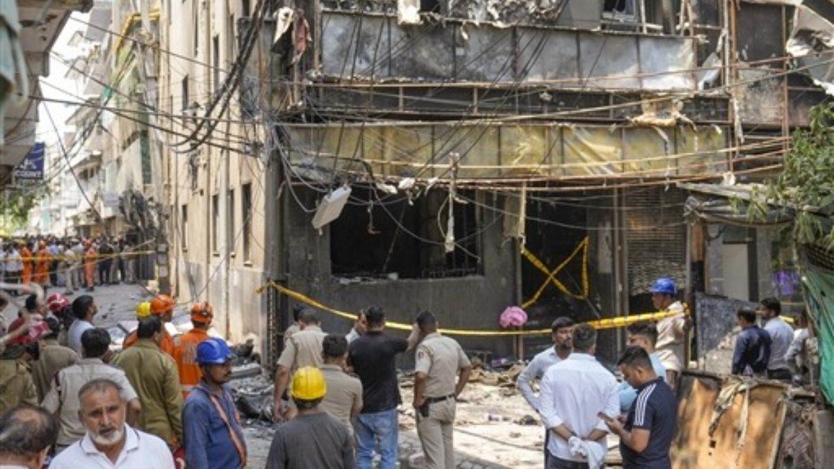 दिल्ली के मालवीय नगर में होटल में लगी भीषण आग, 21 लोगों की जलकर मौत, 10 पुलिसकर्मी अस्पताल में भर्ती