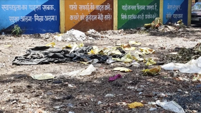 स्वच्छता की परीक्षा दे रहे उज्जैन में ये हैं हालात: दीवारों पर नारे, सड़क किनारे कचरे के ढेर