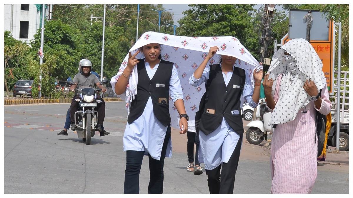 जबलपुर में बरसने की बजाये अठखेलियां कर रहे बादल, नौतपा की निकाली गर्मी, पांच से पड़ सकती हैं बौछारें