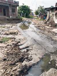 काछीबड़ौदा में अधूरे निर्माण से सड़कों पर फैली गंदगी