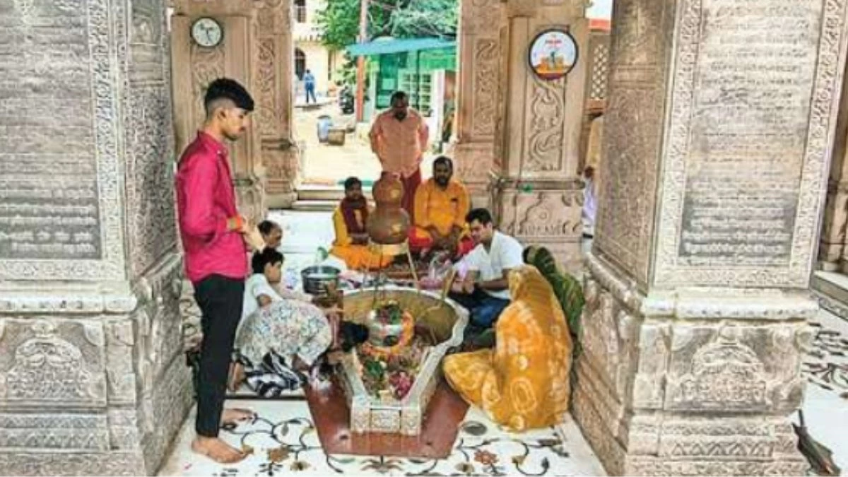 Sawan 2025: सावन के पवित्र महीने में अचलनाथ मंदिर के गर्भगृह में नहीं हो पाएंगे 12 ज्योतिर्लिंगों के दर्शन