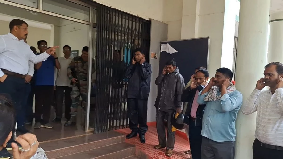 देर से पहुंचे 42 कर्मचारी तो कलेक्टर ने कान पकड़वाकर मंगवाई माफी, मचा बवाल