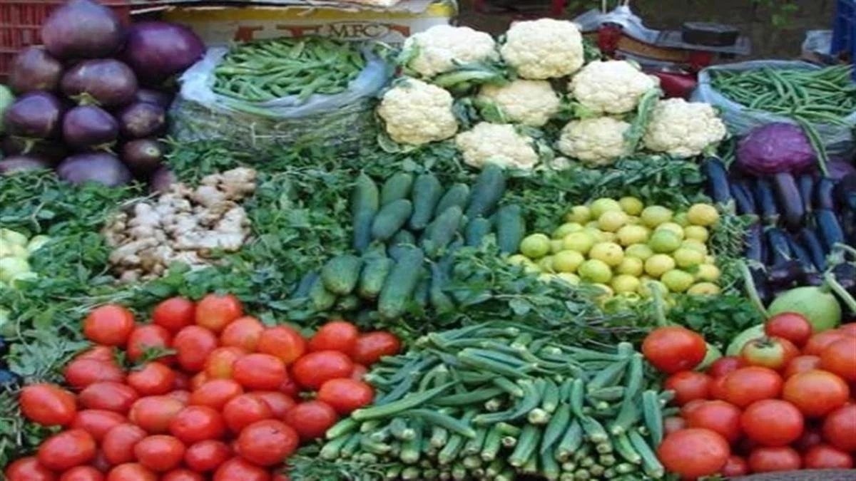 बारिश के कहर से टमाटर हुआ 'लाल', करेला 'कड़वा', सब्जियों के बढ़े दाम बिगाड़ रहे रसोई का बजट