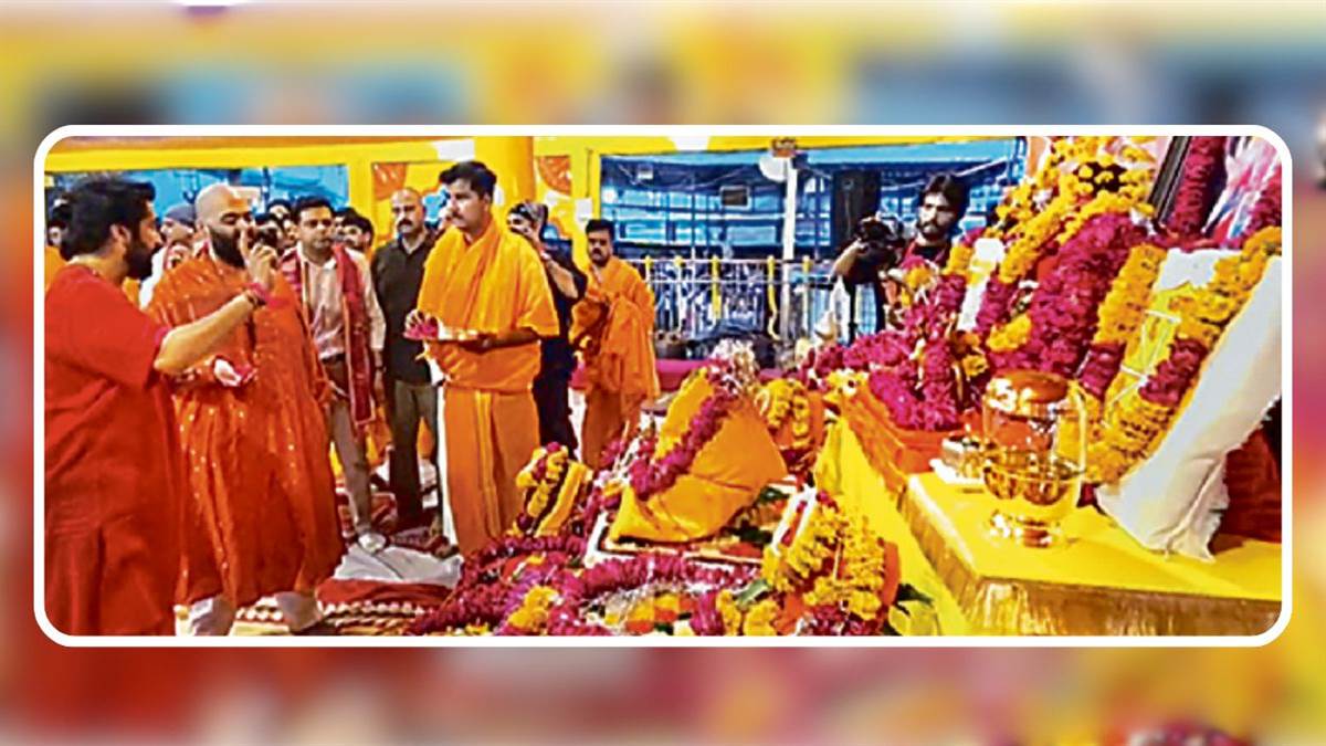 बागेश्वर धाम पहुंचे उद्योगपति अनंत अंबानी, बालाजी सरकार की उतारी आरती