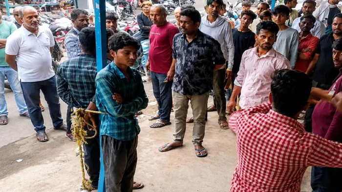एमपी के छिंदवाड़ा में युवक को चोरी के शक में खंबे से बांधकर पीटा, वीडियो वायरल