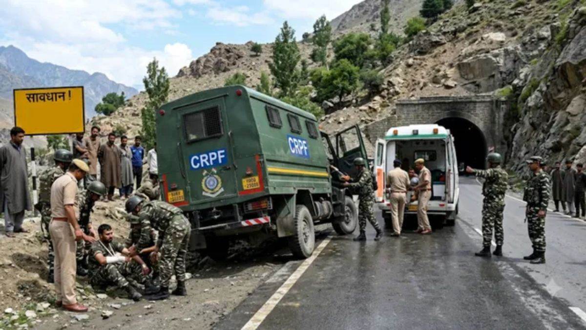श्रीनगर-लेह नेशनल हाईवे पर बड़ा हादसा: गगनगीर सुरंग के पास CRPF का वाहन पलटा, 6 जवान घायल
