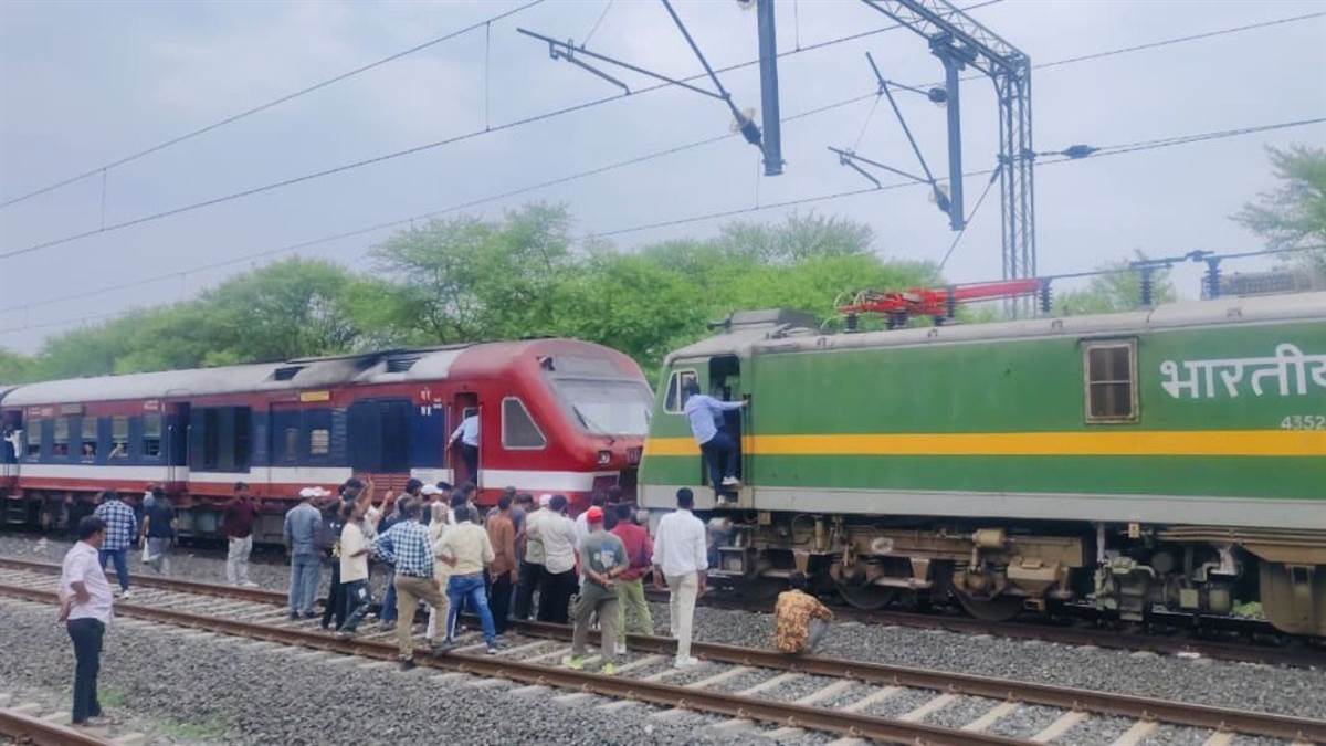 डेमू का इंजन फेल, गौतमपुरा में दो घंटे फंसे यात्री, रतलाम से महू जा रही थी, इलेक्ट्रिक इंजन लगाकर रवाना करनी पड़ी ट्रेन