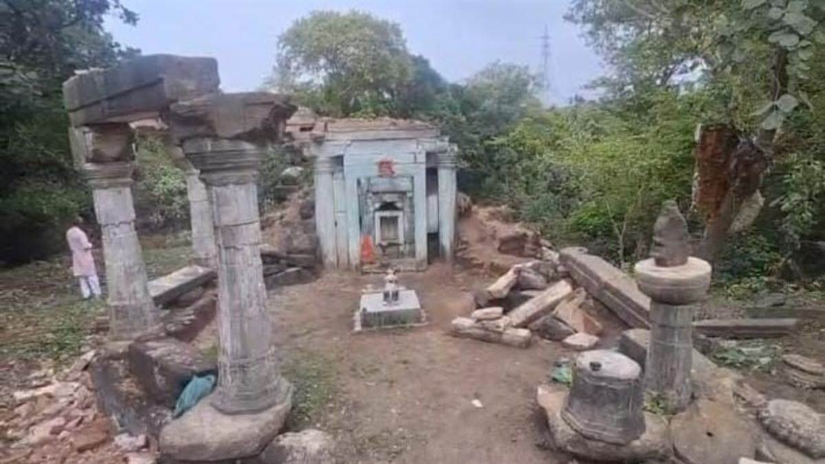 धार के गंगा महादेव क्षेत्र में प्राचीन पांडवकालीन मंदिर को तोड़फोड़ कर ढहाया, ग्रामीणों में आक्रोश