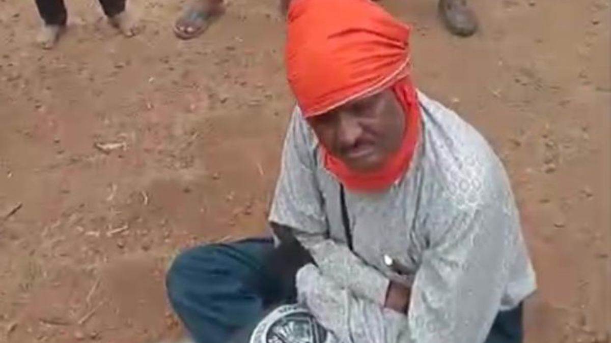 बच्चे पर जूते साफ करने का दबाव बनाया, किस करने को कहा, अबोध बच्ची से बोला- डार्लिंग!