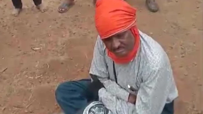 बच्चे पर जूते साफ करने का दबाव बनाया, किस करने को कहा, अबोध बच्ची से बोला- डार्लिंग!