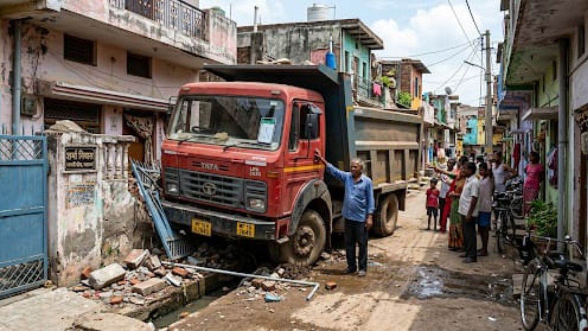 सतना में गूगल मैप पर भरोसा कर चला डंपर, संकरी गली में घुसा, घर को क्षतिग्रस्त कर नाली में धंसा