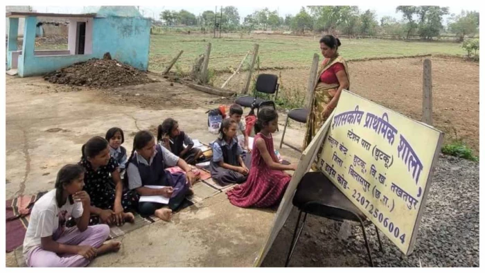 शिक्षा के दावों की खुली पोल: घुटकू में पीपल पेड़ के नीचे लग रहा स्कूल, मचा हड़कंप तो मौके पर पहुंचे डीईओ