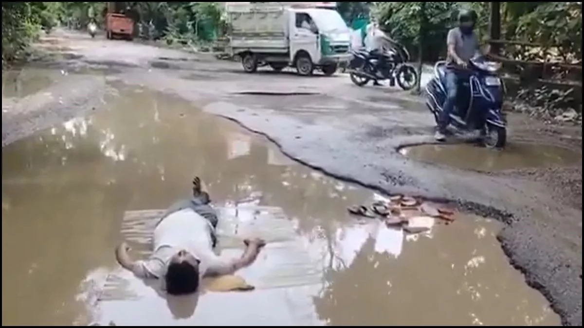 Video: कानपुर में पिता का अनोखा प्रदर्शन, टूटी सड़क पर गिरी बेटी तो पानी में चटाई और तकिया बिछा जताया आक्रोश