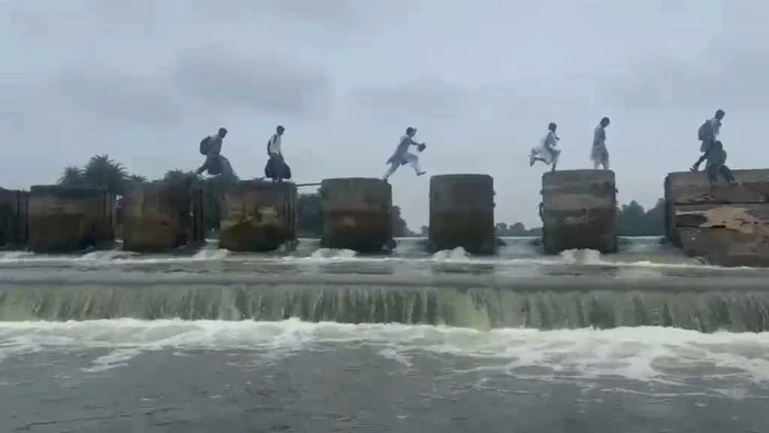 विदिशा में छलांग लगाकर नदी पार नहीं कर सकेंगे बच्चे, कंटीली झाड़ियों से रोका स्टॉप डैम का रास्ता