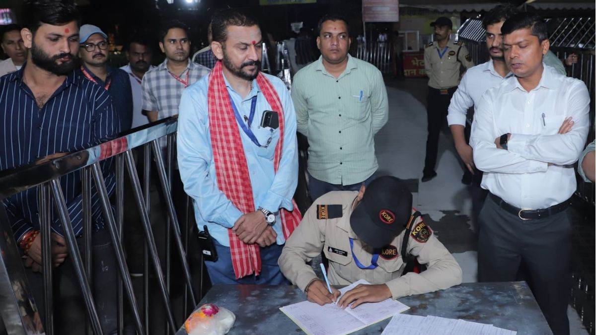 श्रावण के पहले सोमवार महाकाल मंदिर में बड़ा एक्शन, भस्म आरती व्यवस्था में मिलीं गंभीर खामियां, कलेक्टर ने हटाए कई कर्मचारी