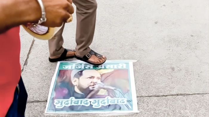 रतलाम में मौलाना जर्जिस अंसारी के पोस्टर को रौंदते हुए निकले कांवड़ यात्री, भगवान शिव व ब्रह्मा पर की थी टिप्पणी