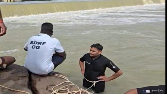 बेंद्री डैम में पिकनिक बनी जानलेवा, नहाते समय तेज बहाव में फंसे तीन युवक, दो को मछुआरों ने बचाया, तीसरे की तलाश जारी