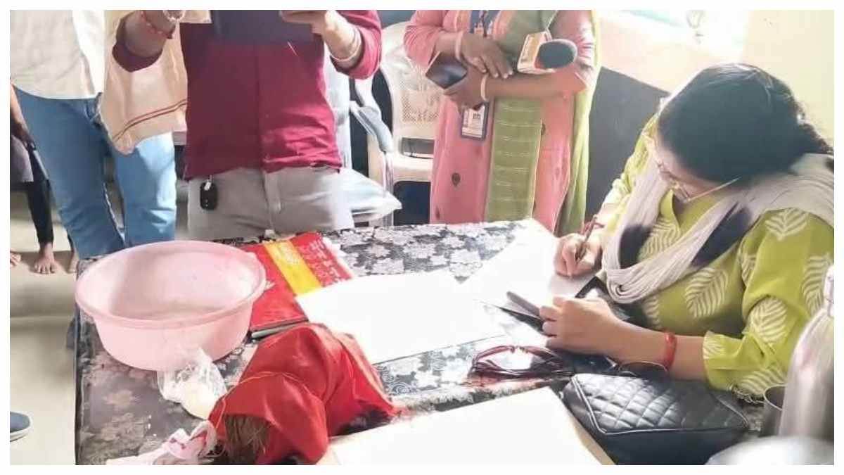 काठापाली स्कूल में अंधविश्वास का खेल! लाल कपड़े और नारियल से कराया टोटका, शिक्षिका सस्पेंड