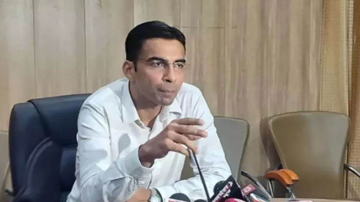 मां का देहांत, पिता बेरोजगार...DM सविन बंसल ने बढ़ाया मदद का हाथ, तीन बहनों का स्कूल में कराया एडमिशन