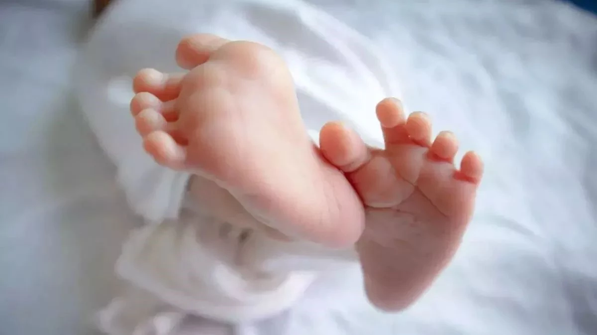 निर्दयी मां ने सिर्फ 50 हजार रुपये के लिए कर दिया नवजात बेटे का सौदा, जब याद आई तो हुआ जमकर ड्रामा