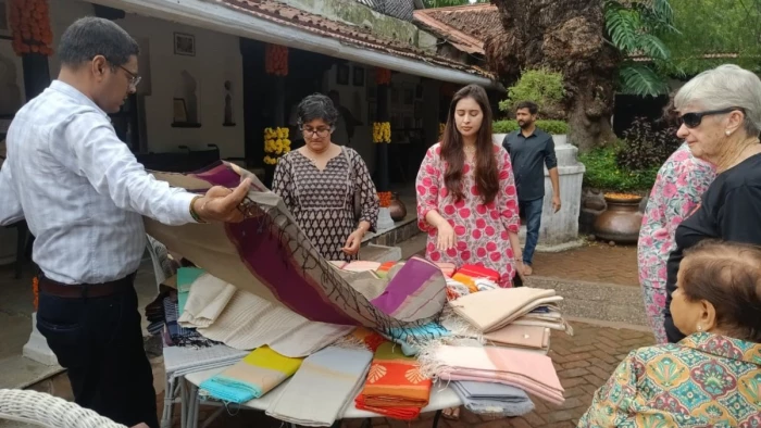 एमपी में सचिन तेंदुलकर परिवार की खरीददारी, पत्नी अंजलि ने चुनी खास महेश्वरी हैंडलूम साड़ी