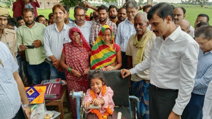 योगी सरकार की संवेदनशील पहल, डीएम खुद ट्राइसिकिल लेकर पहुंचे दिव्यांग रागिनी के घर