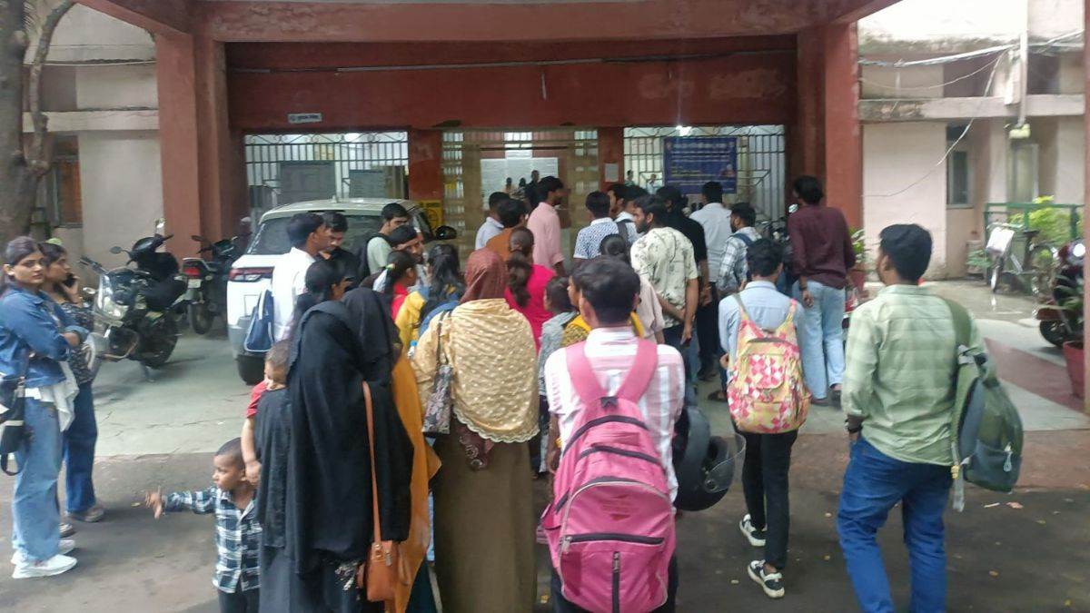 भोपाल: BU में B.Ed. छात्रों का घेराव, आरोप- सही जवाब पर दिए जीरो नंबर, दोबारा आन्सर कॉपी जांच की मांग
