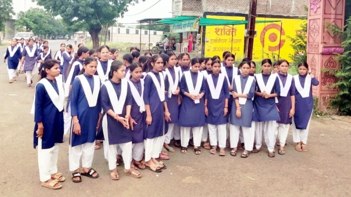 धार में अधीक्षिका की दोबारा पोस्टिंग से भड़कीं छात्राएं, छात्रावास से 15 किमी पैदल निकलीं