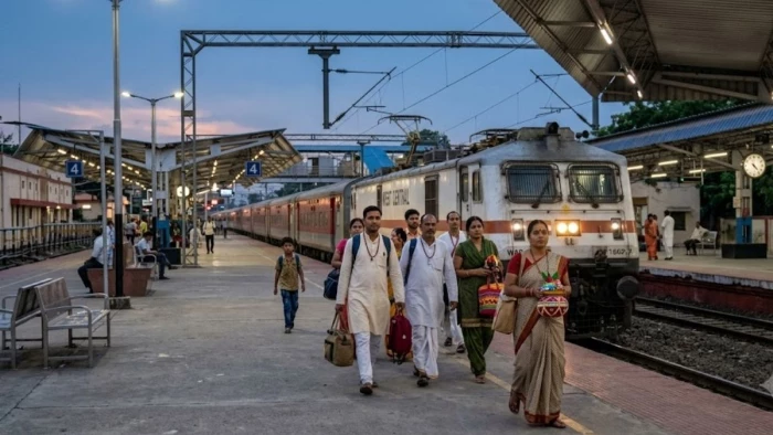 जन्माष्टमी पर रेलवे ने बढ़ाई ट्रेनें, झांसी-मथुरा के बीच चार स्पेशल ट्रेनें, ग्वालियर-दतिया-मुरैना यात्रियों को फायदा मिलेगा