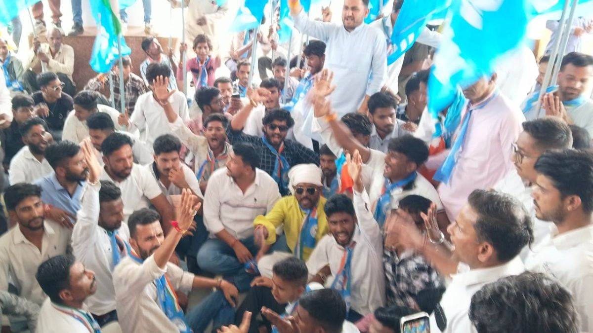 मंदसौर में बैरिकेडिंग तोड़कर एनएसयूआई ने किया कलेक्ट्रेट का घेराव, प्रत्यक्ष प्रणाली से छात्रसंघ के चुनाव कराने की मांग