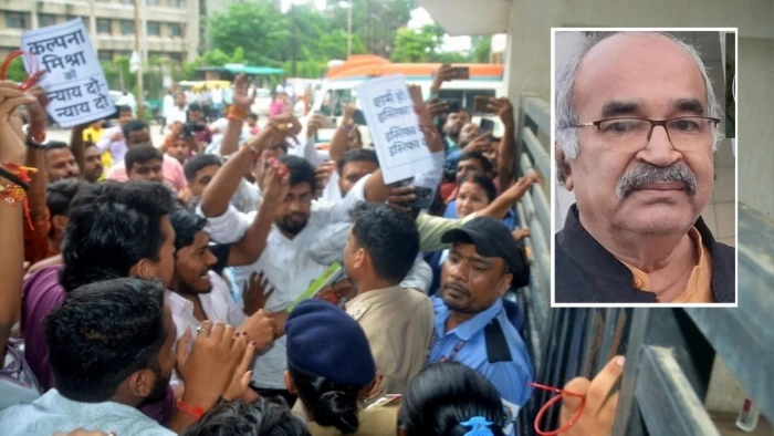 रीवा में जच्चा-बच्चा की मौत पर भारी बवाल, डीन को चूड़ियां पहनाने पहुंचे एनएसयूआई कार्यकर्ता; गेट पर पुलिस से तीखी झड़प