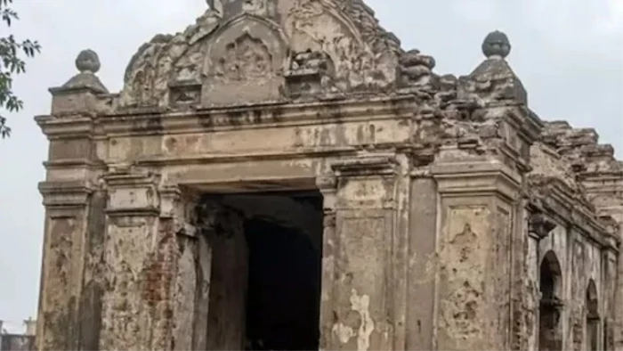 पाकिस्तान में 100 साल पुराना हिंदू मंदिर ध्वस्त... हिंदू समुदाय में भारी आक्रोश, पुनर्निर्माण की उठी मांग