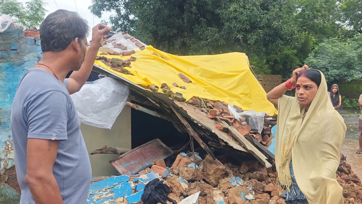 शहडोल के धनपुरी में गिरा कच्चा मकान, पति-पत्नी और बच्ची मलबे में दबी; बाल-बाल बची जान