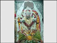 Navratra Ashtami Utsav 2022 : अष्टमी पर मैहर में मां शारदा देवी के दर्शन के लिए लोगों की लगी लंबी कतार