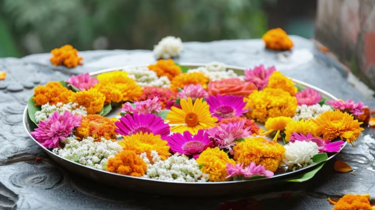 Auspicious Signs: पूजा करते समय फूल गिरना शुभ है या अशुभ? ज्योतिष से जानिए धार्मिक मान्यताएं और संकेत