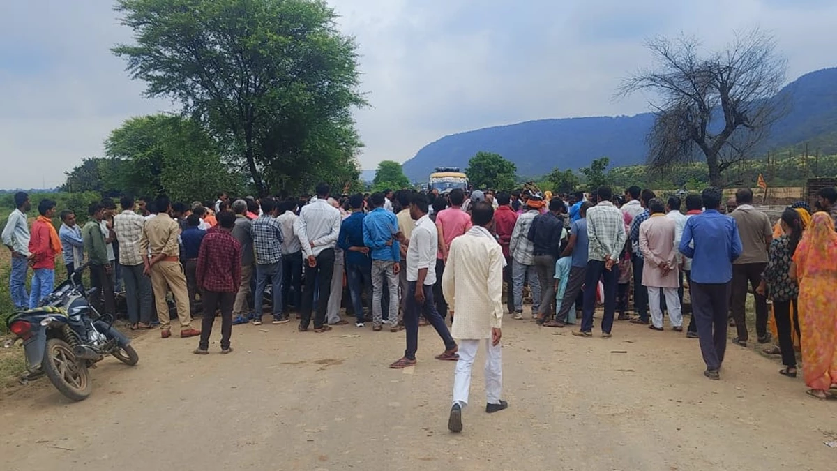 पन्ना जिले में हुए हादसे में दो लोगों की मौत, एक करोड़ रुपये मुआवजा और सरकारी नौकरी की मांग को लेकर चक्काजाम