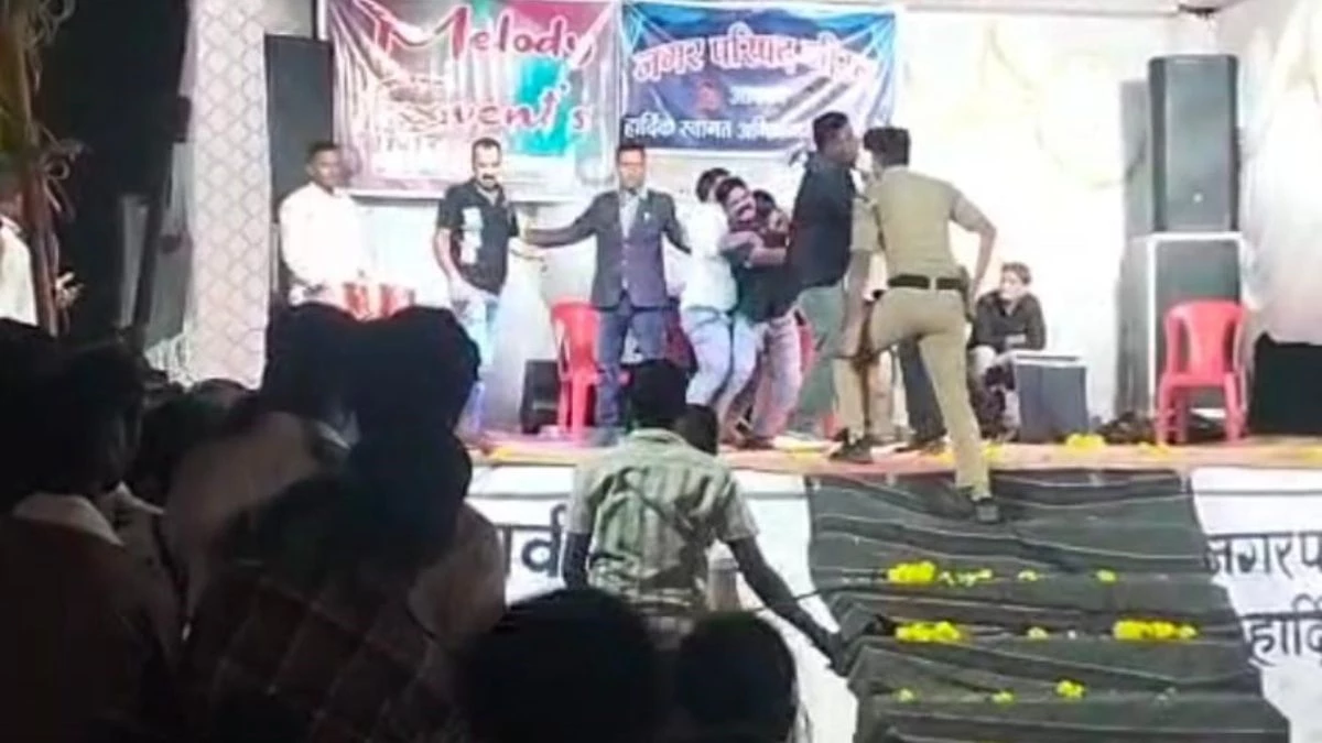 दशहरे पर हो रहा था अश्लील डांस, रोकने पर भड़का कांग्रेस पार्षद, फिर हुई जमकर मारपीट