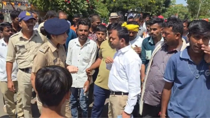 आगर-मालवा में नकद भुगतान की मांग को लेकर किसानों ने लगाया जाम, हाईवे पर लगी वाहनों की कतार
