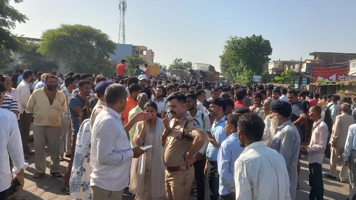 धार के बदनावर में ट्राले की टक्कर से बाइक सवार पति-पत्नी और बेटी की मौत, दूसरी बेटी घायल