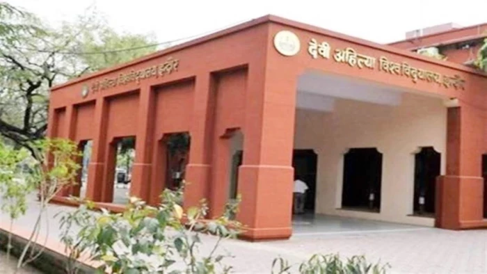 डीएवीवी के एक हजार विद्यार्थियों की परीक्षा पर संकट, खरगोन विश्वविद्यालय में होगा प्रवेश स्थानांतरण