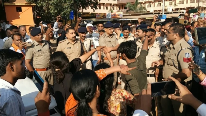 कटनी के इंद्रा नगर चौराहे पर शव रखकर प्रदर्शन, कुठला थाने में वृद्ध ने किया था आत्मदाह