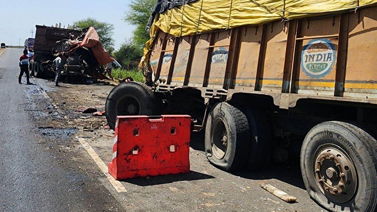 धार में तीन भारी वाहन भिड़े, खड़े ट्राले को तेज रफ्तार ट्रेलर ने मारी टक्कर, क्लीनर की मौत, दो घायल