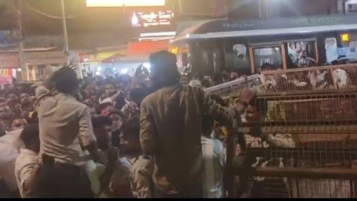 वीकेंड पर भगवान महाकाल के दर्शन करने उमड़े श्रद्धालु, हरसिद्धि चौराहा पर गिरा बैरिकेड, मची अफरा-तफरी