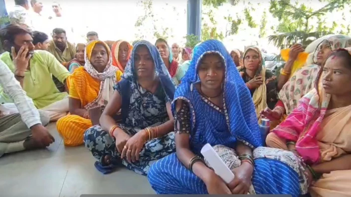 उमरिया के बजरंग पावर एंड इस्पात लिमिटेड के कर्मियों पर FIR की मांग, पाली थाने के सामने धरने पर बैठे ग्रामीण