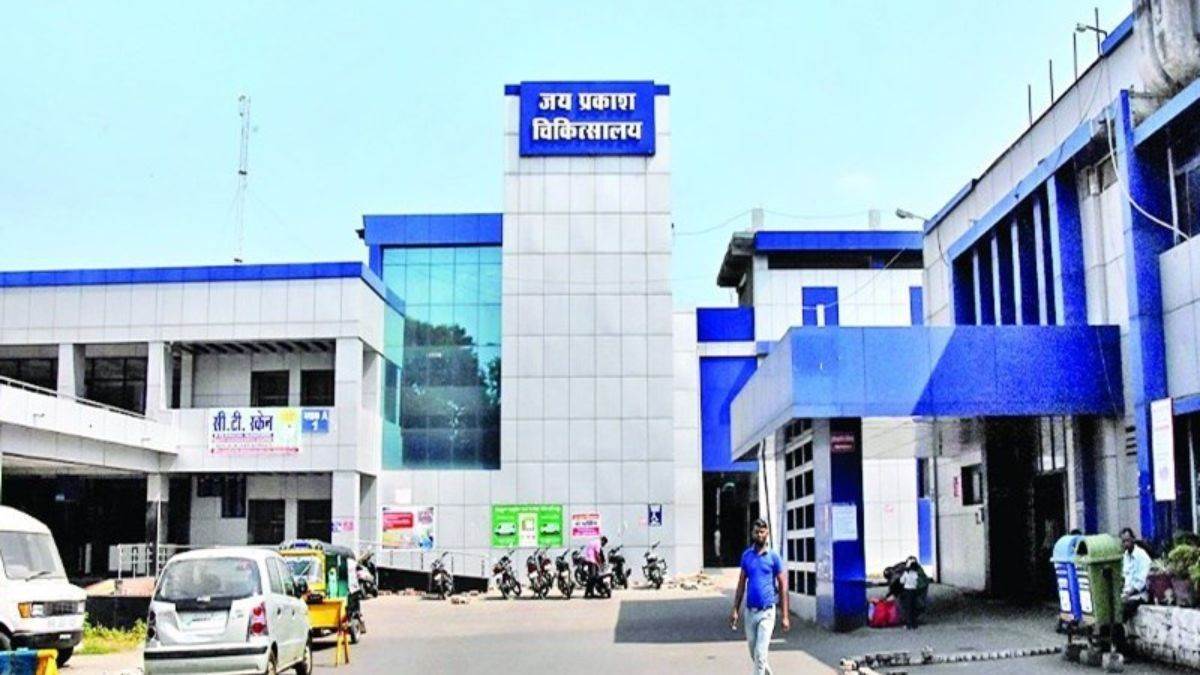 9 बजे का टाइम, चार घंटे बाद पहुंचे डाॅक्टर... व्हील चेयर पर इंतजार करते रहे दिव्यांग, भोपाल के जेपी अस्पताल में नियमों की खुली पोल