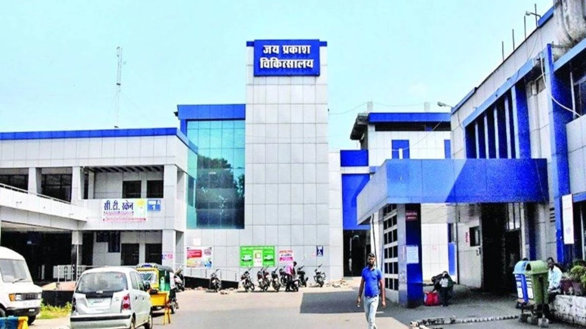 9 बजे का टाइम, चार घंटे बाद पहुंचे डाॅक्टर... व्हील चेयर पर इंतजार करते रहे दिव्यांग, भोपाल के जेपी अस्पताल में नियमों की खुली पोल