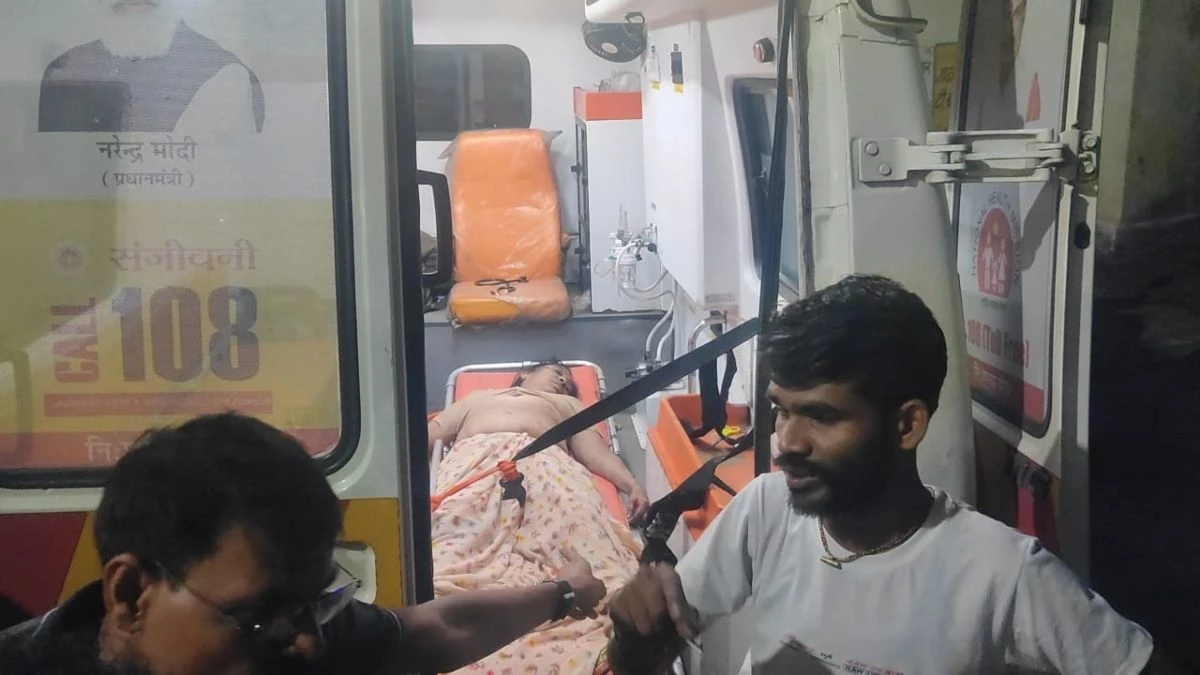 MP के महू में बड़ा सड़क हादसा, यात्रियों से भरी बस खाई में गिरी, तीन की मौत, कई घायल