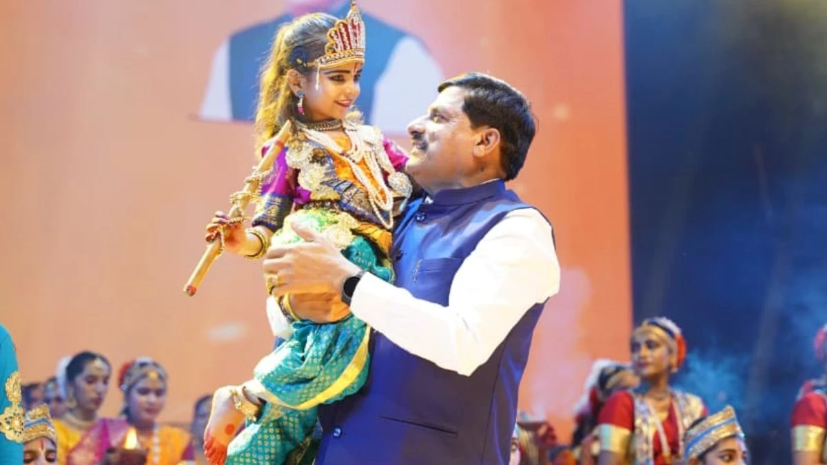 'मोहन' के मन में 'मोहन': सबके मन को मोहती ये तस्वीर, बताती है सीएम डॉ. यादव का भगवान श्रीकृष्ण से नाता